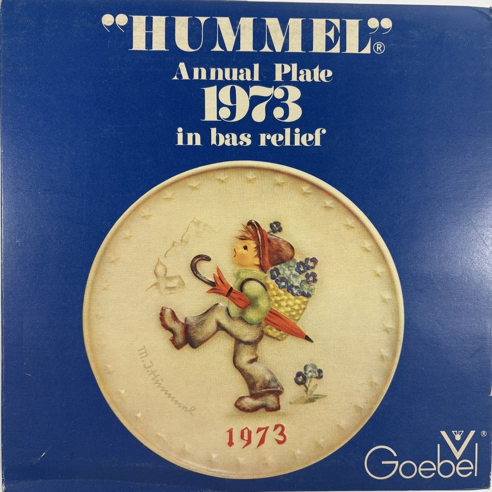 Goebel Hummel Annual Plate 1973 by M.J. Hummel 8.5 in Bas Relief Happy Traveler